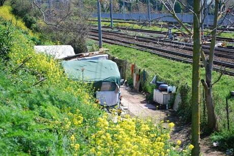 Via Cilicia. L'accampamento che affaccia sul treno, alla bella vista di tutti coloro che arrivano da Fiumicino