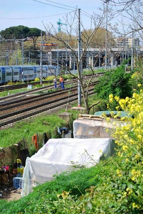 Via Cilicia. L'accampamento che affaccia sul treno, alla bella vista di tutti coloro che arrivano da Fiumicino