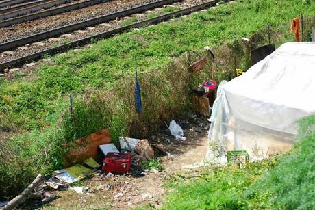 Via Cilicia. L'accampamento che affaccia sul treno, alla bella vista di tutti coloro che arrivano da Fiumicino