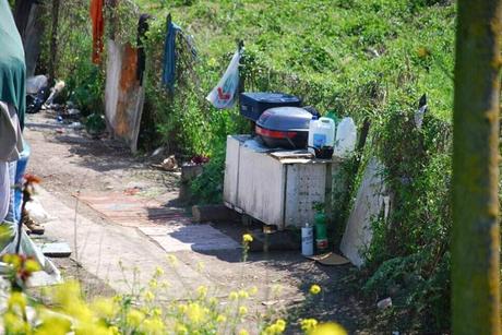 Via Cilicia. L'accampamento che affaccia sul treno, alla bella vista di tutti coloro che arrivano da Fiumicino