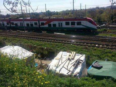 Via Cilicia. L'accampamento che affaccia sul treno, alla bella vista di tutti coloro che arrivano da Fiumicino