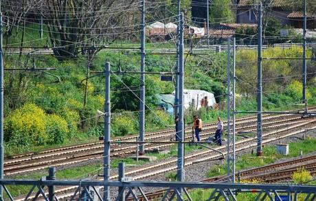 Via Cilicia. L'accampamento che affaccia sul treno, alla bella vista di tutti coloro che arrivano da Fiumicino