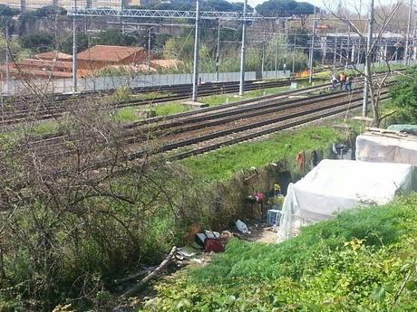 Via Cilicia. L'accampamento che affaccia sul treno, alla bella vista di tutti coloro che arrivano da Fiumicino