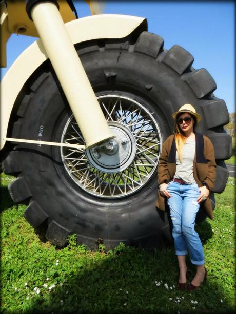 Outfit del giorno - Blazer marrone + Jeans oversize + Cappello di paglia