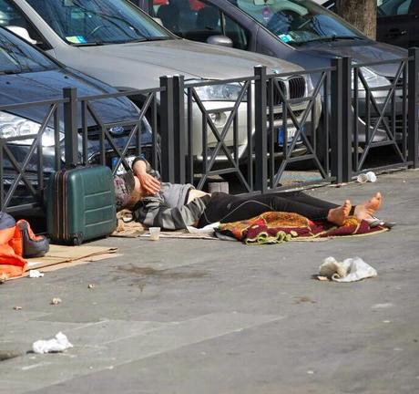 Fare la cacca, pulirsi con una camicia, dormire, bivaccare a Piazza dei Cinquecento, di fronte alla Stazione Termini