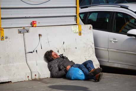 Fare la cacca, pulirsi con una camicia, dormire, bivaccare a Piazza dei Cinquecento, di fronte alla Stazione Termini