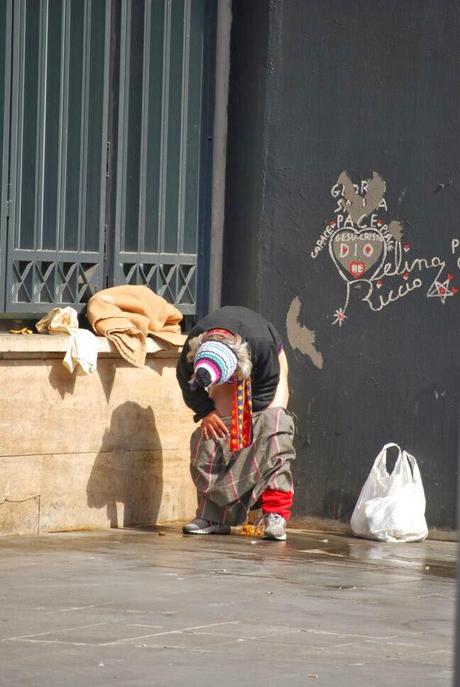 Fare la cacca, pulirsi con una camicia, dormire, bivaccare a Piazza dei Cinquecento, di fronte alla Stazione Termini