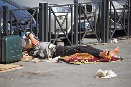 Fare la cacca, pulirsi con una camicia, dormire, bivaccare a Piazza dei Cinquecento, di fronte alla Stazione Termini