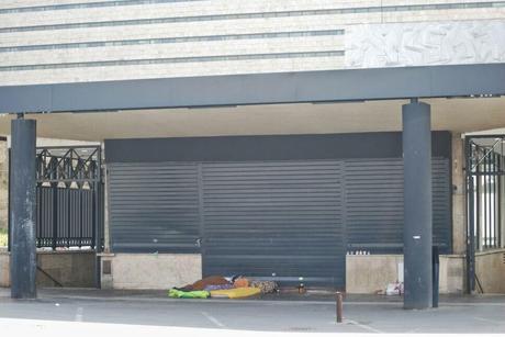 Fare la cacca, pulirsi con una camicia, dormire, bivaccare a Piazza dei Cinquecento, di fronte alla Stazione Termini