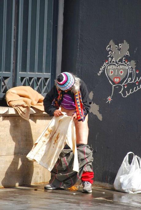Fare la cacca, pulirsi con una camicia, dormire, bivaccare a Piazza dei Cinquecento, di fronte alla Stazione Termini