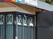 Fare cacca, pulirsi camicia, dormire, bivaccare Piazza Cinquecento, fronte alla Stazione Termini