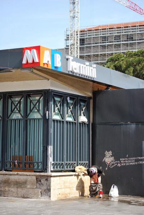 Fare la cacca, pulirsi con una camicia, dormire, bivaccare a Piazza dei Cinquecento, di fronte alla Stazione Termini