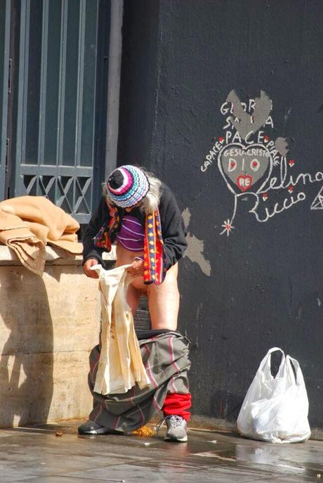 Fare la cacca, pulirsi con una camicia, dormire, bivaccare a Piazza dei Cinquecento, di fronte alla Stazione Termini