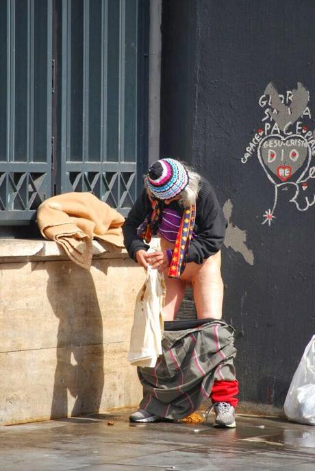 Fare la cacca, pulirsi con una camicia, dormire, bivaccare a Piazza dei Cinquecento, di fronte alla Stazione Termini
