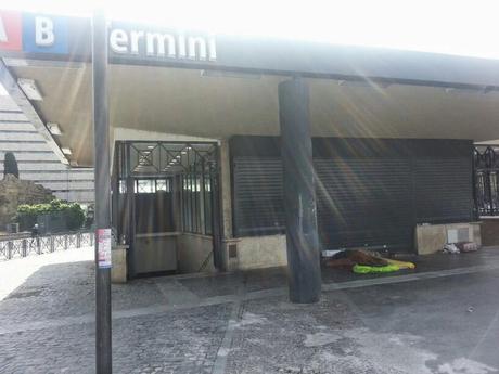 Fare la cacca, pulirsi con una camicia, dormire, bivaccare a Piazza dei Cinquecento, di fronte alla Stazione Termini