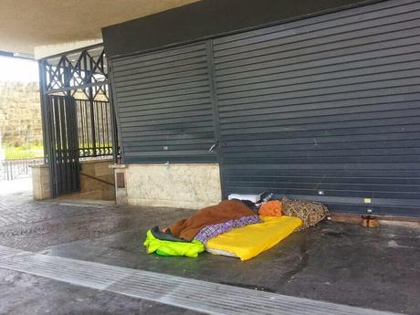 Fare la cacca, pulirsi con una camicia, dormire, bivaccare a Piazza dei Cinquecento, di fronte alla Stazione Termini