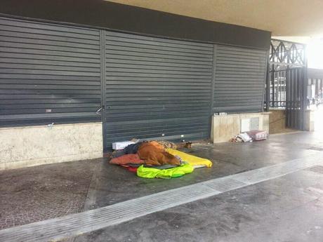 Fare la cacca, pulirsi con una camicia, dormire, bivaccare a Piazza dei Cinquecento, di fronte alla Stazione Termini