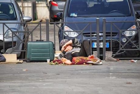 Fare la cacca, pulirsi con una camicia, dormire, bivaccare a Piazza dei Cinquecento, di fronte alla Stazione Termini