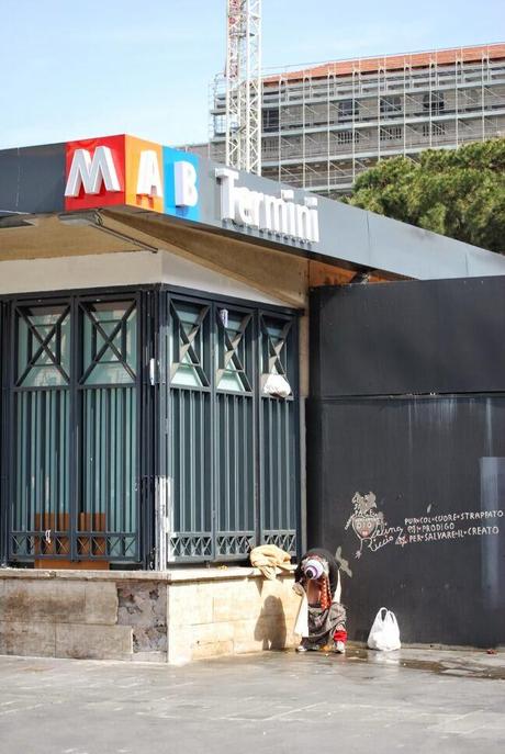 Fare la cacca, pulirsi con una camicia, dormire, bivaccare a Piazza dei Cinquecento, di fronte alla Stazione Termini