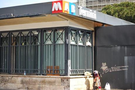 Fare la cacca, pulirsi con una camicia, dormire, bivaccare a Piazza dei Cinquecento, di fronte alla Stazione Termini