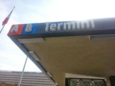 Fare la cacca, pulirsi con una camicia, dormire, bivaccare a Piazza dei Cinquecento, di fronte alla Stazione Termini