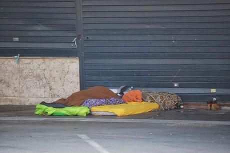 Fare la cacca, pulirsi con una camicia, dormire, bivaccare a Piazza dei Cinquecento, di fronte alla Stazione Termini