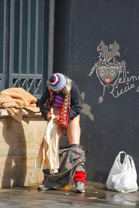 Fare la cacca, pulirsi con una camicia, dormire, bivaccare a Piazza dei Cinquecento, di fronte alla Stazione Termini