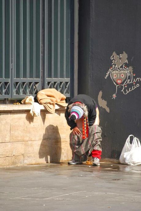 Fare la cacca, pulirsi con una camicia, dormire, bivaccare a Piazza dei Cinquecento, di fronte alla Stazione Termini