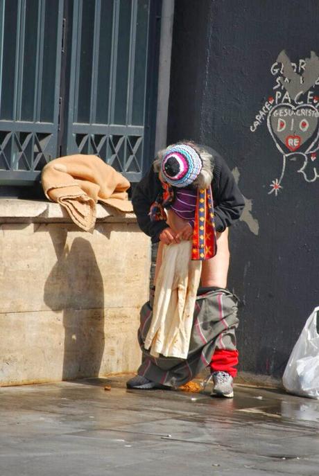 Fare la cacca, pulirsi con una camicia, dormire, bivaccare a Piazza dei Cinquecento, di fronte alla Stazione Termini