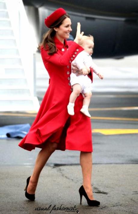 Kate Middleton sexy in rosso in Nuova Zelanda, incidente alla Marylin e la Regina trema