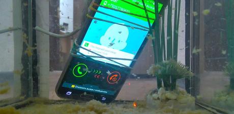 Galaxy S5 sfida una lavatrice in un folle test