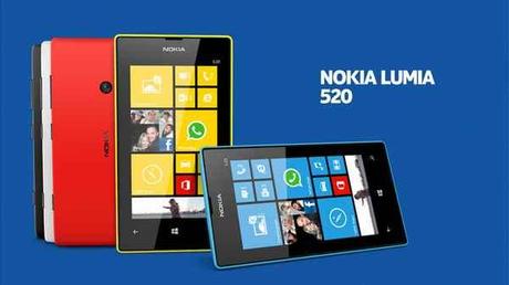 Come impostare una sveglia su Nokia Lumia 520  Per impostare la sveglia e la suoneria da avere come allarme al mattino su Nokia Lumia 520, ecco come fare:  1. Nella schermata Start passate il dito verso sinistra e toccate Sveglie. 2. Toccate l'icona con il + per aggiungere una nuova sveglia. 3. Inserire i dettagli della sveglia, impostare l'ora e toccare l'icona col floppy per salvarla.  Perché suoni la sveglia, il telefono deve essere acceso e il volume sufficientemente alto, anche perché altrimenti rischiate anche di non sentirla e quindi di rimanere a letto!  Potete vedere rapidamente l'ora della successiva sveglia attiva se l'applicazione Sveglie è stata aggiunta alla schermata Start. Il riquadro deve essere almeno di medie dimensioni.  Per disattivare una sveglia , impostare la sveglia su Spenta mentre per eliminarne una, toccate la sveglia, quindi premete sull'icona a forma di cestino. Infine per ritardare il momento del risveglio, è possibile posporre la sveglia, quando suona, toccando posponi.   Aggiornare l'ora e la data automaticamente su Nokia Lumia 520  È possibile configurare il Nokia Lumia 520 affinché aggiorni automaticamente ora, data e fuso orario, utilizzando la connessione internet.  Questo servizio potrebbe non essere disponibile a seconda della regione o dell'operatore di servizi di rete.  Per abilitare l'aggiornamento automatico della data e dell'orario su Nokia Lumia 520, dalla schermata Start passate il dito verso sinistra, quindi toccare 
