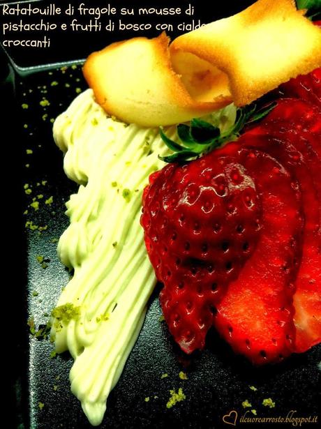 RATATOUILLE DI FRAGOLE SU MOUSSE DI PISTACCHIO E FRUTTI DI BOSCO CON CIALDE CROCCANTI