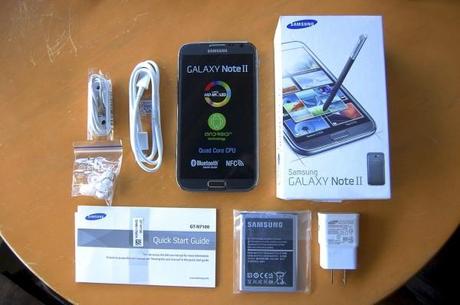 Samsung Galaxy Note 2 box contents technoodling 600x399 Samsung Galaxy Note 2 da Mediaworld a 320 euro smartphone  samsung phablet galaxy note 2 