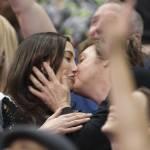 Paul McCartney e Nancy Shevell: bacio durante la partita di basket (foto)