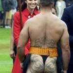 William e Kate in Nuova Zelanda accolti con le danze maori03