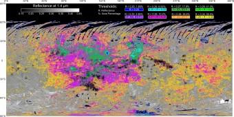 Mappa delle regioni più scure su Vesta (aree colorate) usando la riflettanza a 1.4 micron come tracciante e includendo crateri e spot scuri (le croci nella figura)