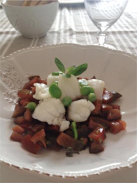 Insalata di pomodori Igp Pachino, pescatrice, piselli e fave.