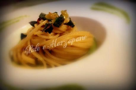 SPAGHETTI SU CREMA DI ZUCCHINE E SALVIA CON PATE' DI TONNO