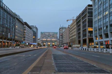 scende la sera, tra i palazzi