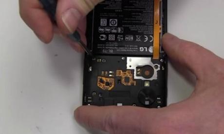 Nexus5 internal battery 600x359 Come sostituire la batteria su Nexus 5 guide  nexus 5 google nexus 5 batteria 