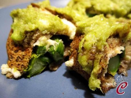 Crespelle d'orzo e canapa sativa farcite di asparagi e feta croccante: il piacere di trovare un equilibrio