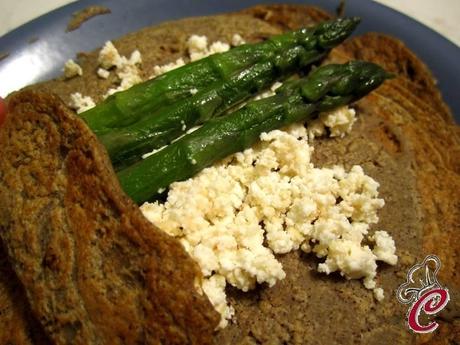 Crespelle d'orzo e canapa sativa farcite di asparagi e feta croccante: il piacere di trovare un equilibrio