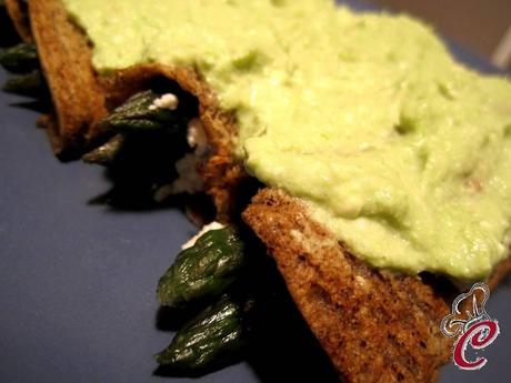 Crespelle d'orzo e canapa sativa farcite di asparagi e feta croccante: il piacere di trovare un equilibrio