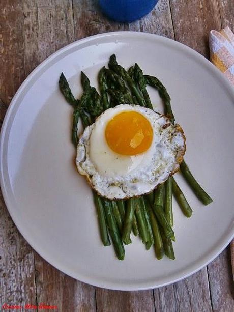 Pranzo di Primavera : Asparagi e Uovo al Tegamino