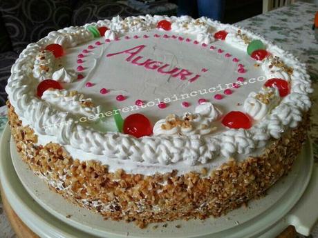 Torta con crema alle nocciole.