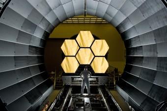 Un tecnico del Goddard Space Flight Center della NASA controlla gli specchi del James Webb Space Telescope.