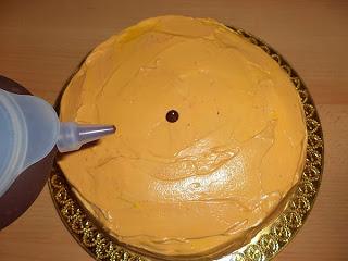 Torta arancione di Halloween con ragnatela