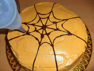 Torta arancione di Halloween con ragnatela