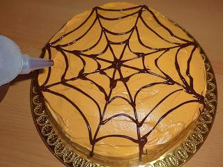 Torta arancione di Halloween con ragnatela